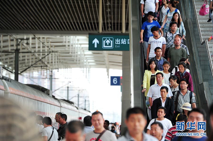 兰州铁路局银川客运段迎来暑运首轮客流高峰