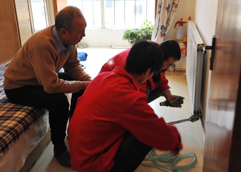 工作人员上门维修服务