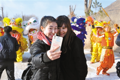 2月19日,外地游客在西吉县吉强镇龙王坝村龙泉湾山庄体验民俗展演