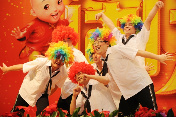 流光溢彩添锦绣 盛世欢歌度佳节