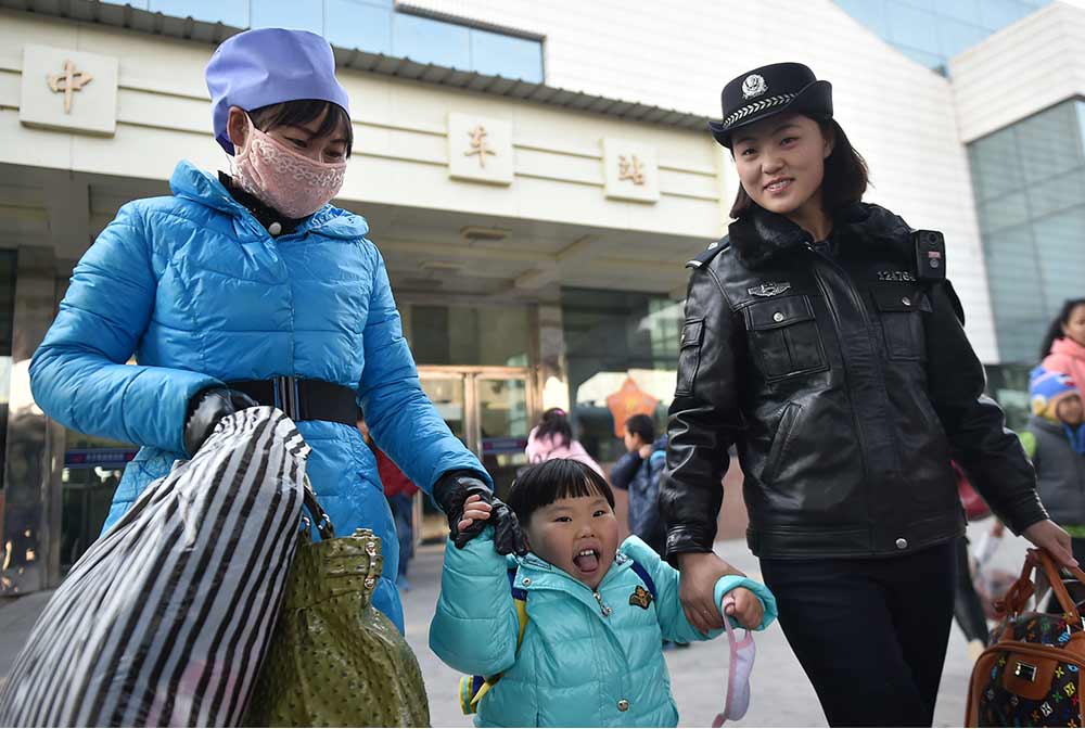 年1月26日 军嫂女警服务春运 1月26日,田小凤在翻看自己和丈夫的合影