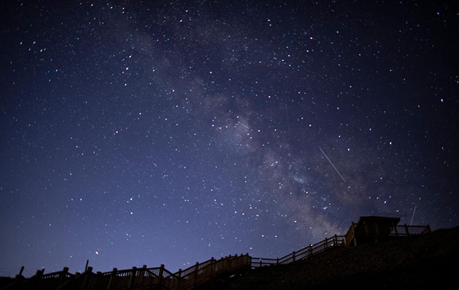 賀蘭山下仰望寶瓶座δ南流星雨