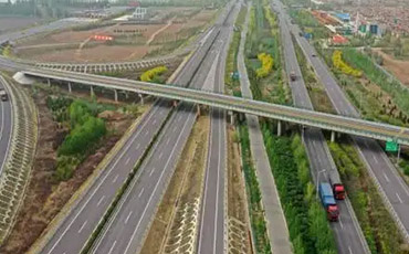 宁夏重点建设项目海平高速开始路面工程施工