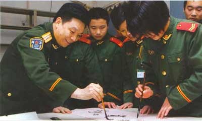 汪象华在辅导部队官兵练习书法