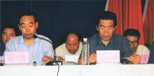 中共海原县委书记:王正升(左)海原县县长马存玉(右)在会上分别讲话